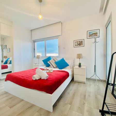 Panoramic Seaside Getaway, 2-Br Penthouse Apartment ลาร์นาคา ภายนอก รูปภาพ