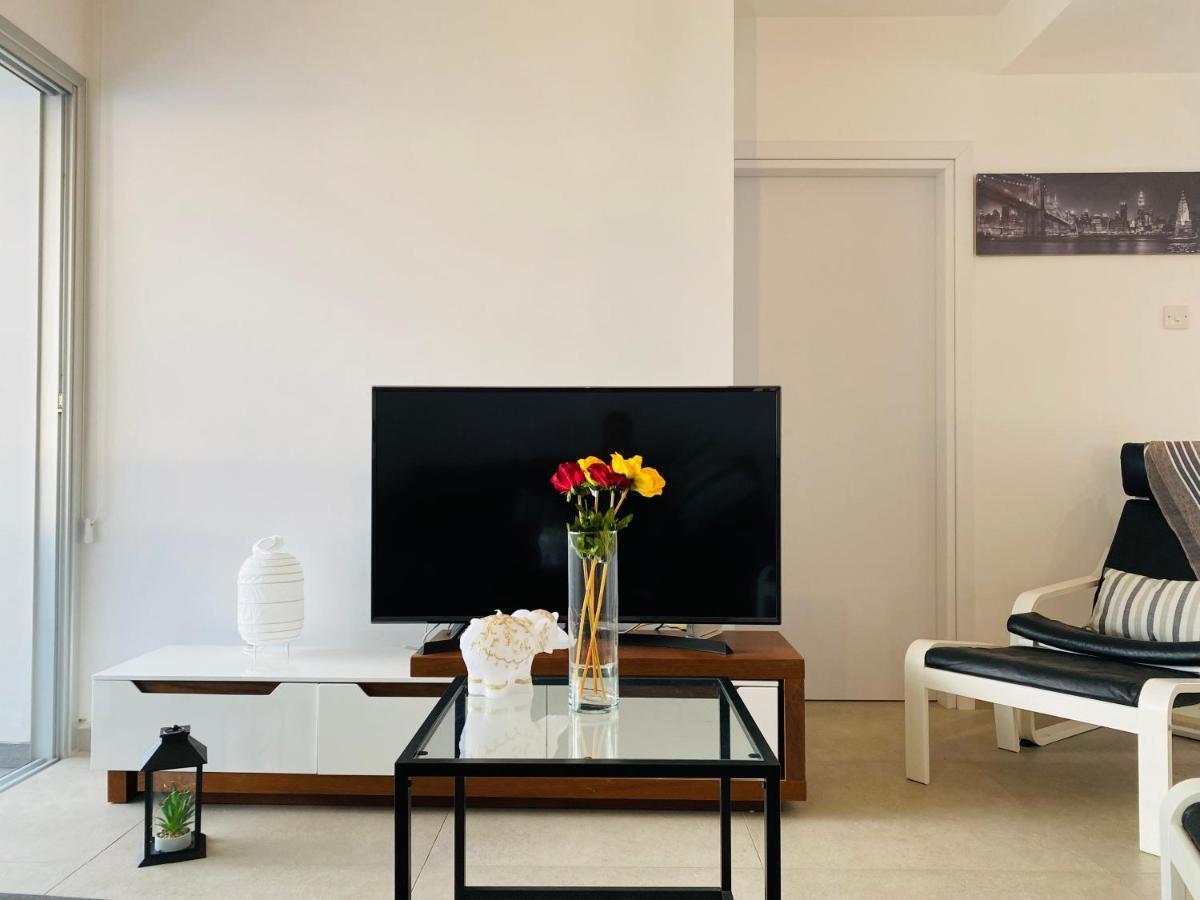 Panoramic Seaside Getaway, 2-Br Penthouse Apartment ลาร์นาคา ภายนอก รูปภาพ