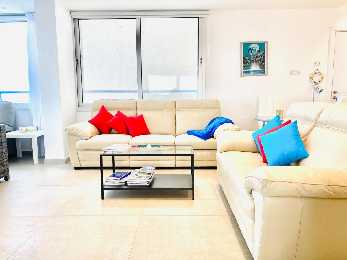 Panoramic Seaside Getaway, 2-Br Penthouse Apartment ลาร์นาคา ภายนอก รูปภาพ