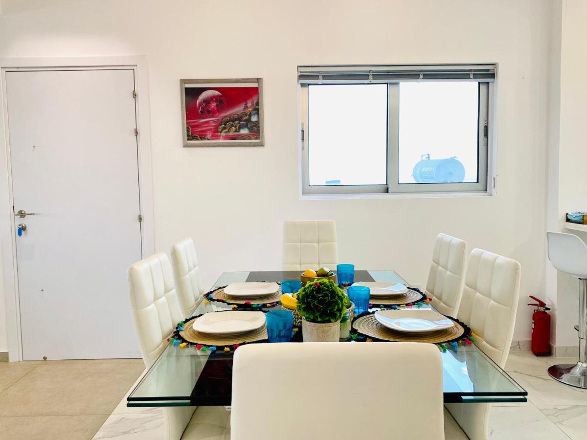 Panoramic Seaside Getaway, 2-Br Penthouse Apartment ลาร์นาคา ภายนอก รูปภาพ