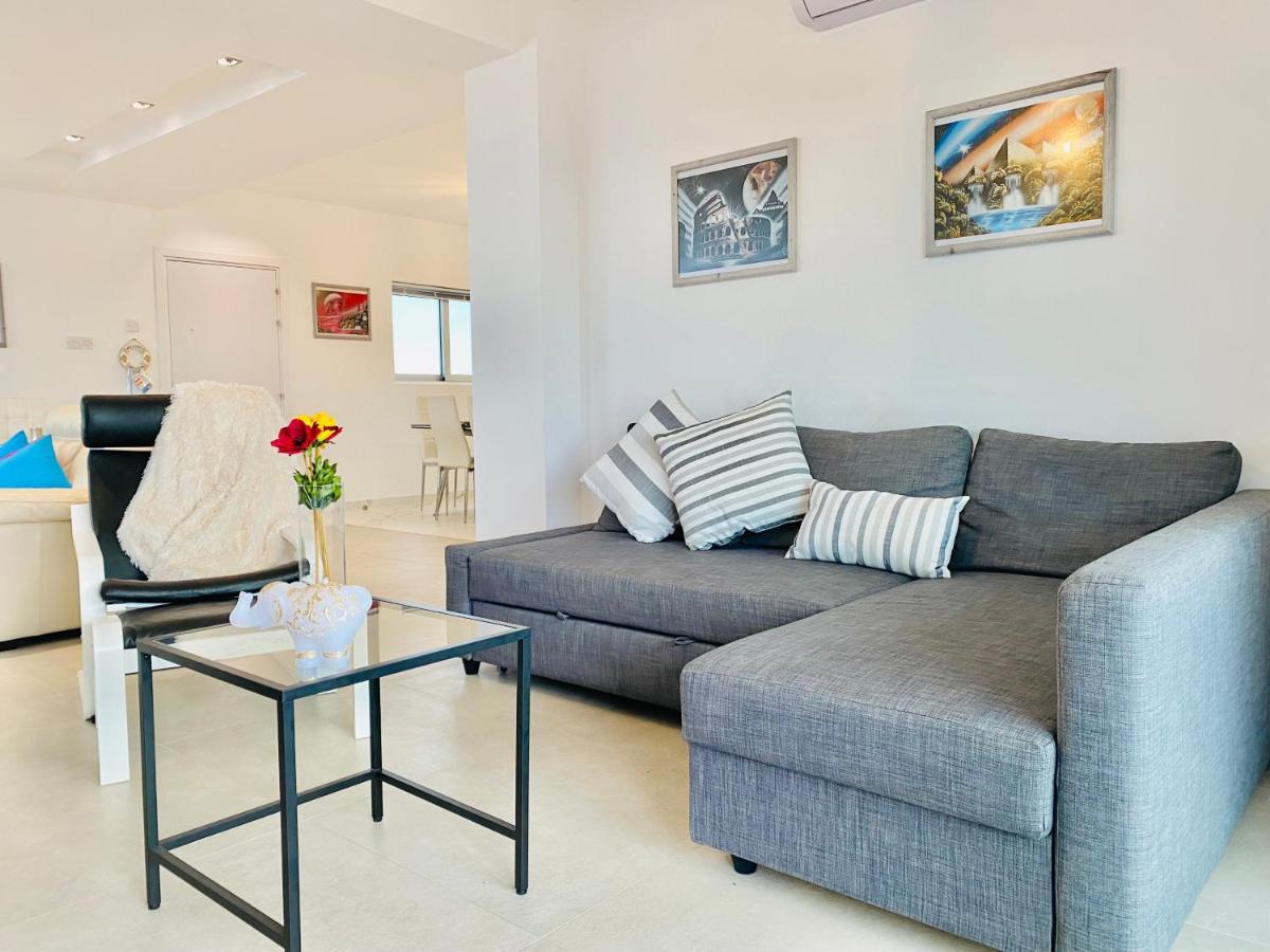 Panoramic Seaside Getaway, 2-Br Penthouse Apartment ลาร์นาคา ภายนอก รูปภาพ