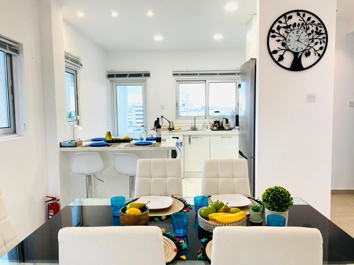 Panoramic Seaside Getaway, 2-Br Penthouse Apartment ลาร์นาคา ภายนอก รูปภาพ